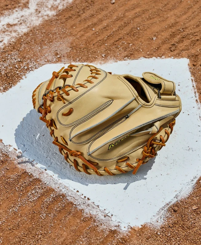 WBW10412733 Wilson A2000 PF33 33 inch Blonde Saddle Tan Baseball Catcher's Mitt (Classics Series)