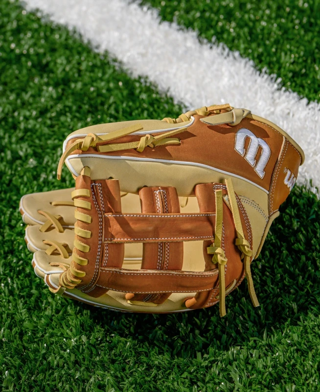 WBW103964  Wilson A1000 1750 12.5 inch Outfield Baseball Glove