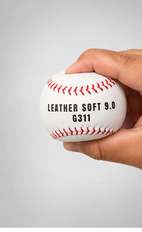 Piłka baseballowa w dłoni – LEATHER SOFT 9.0.png